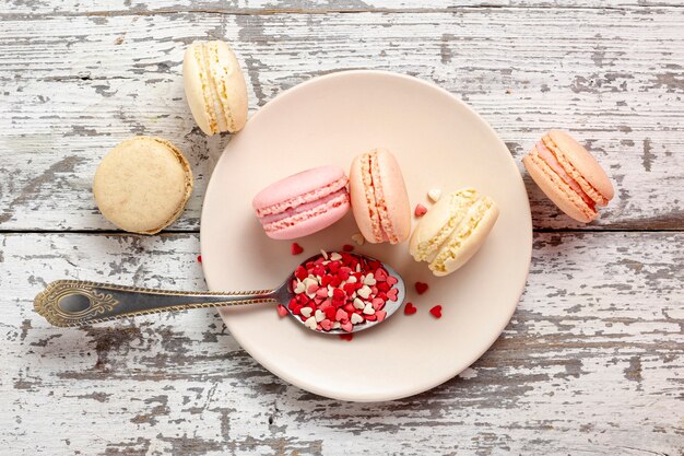 Vista dall'alto di macarons di San Valentino sul piatto con cuori