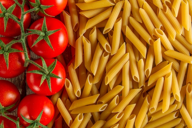 Vista dall&#39;alto di maccheroni accanto ai pomodori