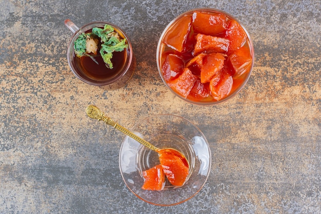 Vista dall'alto di marmellata fatta in casa con tè profumato