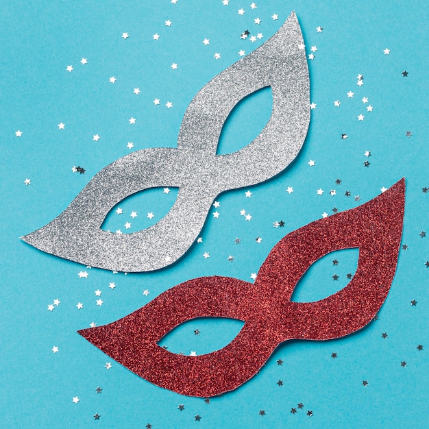 Vista dall'alto di maschere di carnevale con glitter