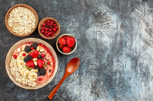 Vista dall'alto di muesli fruttato con frutta a fette