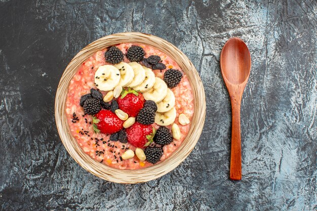 Vista dall'alto di muesli fruttato con frutta fresca a fette