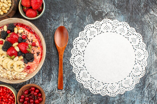 Vista dall'alto di muesli fruttato con frutta fresca a fette