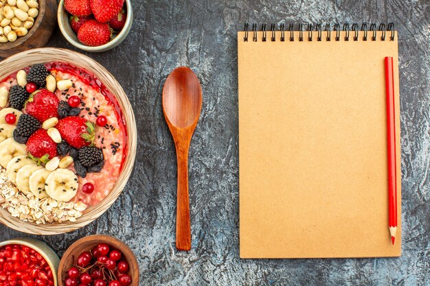 Vista dall'alto di muesli fruttato con frutta fresca a fette