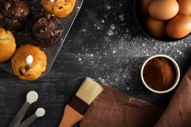 Vista dall'alto di muffin e ingredienti