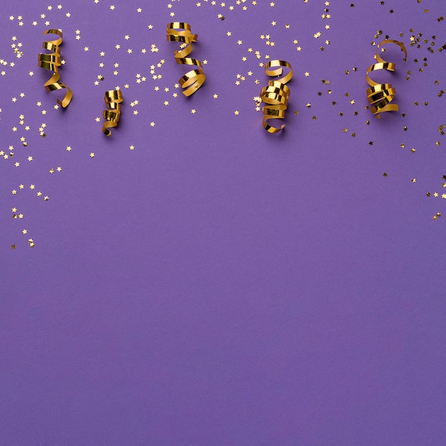 Vista dall'alto di nastri di carnevale con glitter e copia spazio