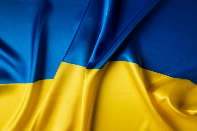 Vista dall'alto di natura morta con bandiera ucraina piegata