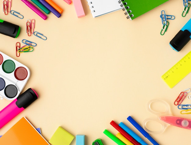 Vista dall'alto di nuovo alla cancelleria della scuola con matite multicolori e copia spazio