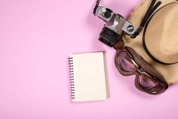 Vista dall&#39;alto di oggetti e gadget per accessori da viaggio