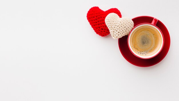 Vista dall'alto di ornamenti di San Valentino con il caffè