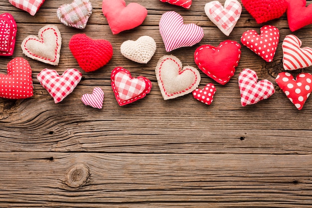 Vista dall'alto di ornamenti di San Valentino con spazio di copia