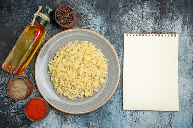 Vista dall'alto di orzo perlato cotto con condimenti sulla superficie chiara