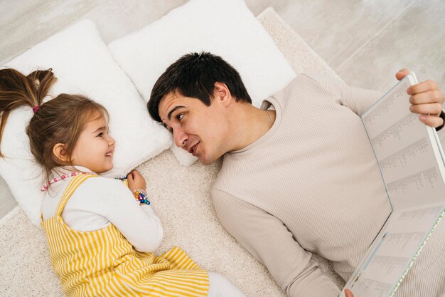 Vista dall'alto di padre e figlia che trascorrono del tempo insieme