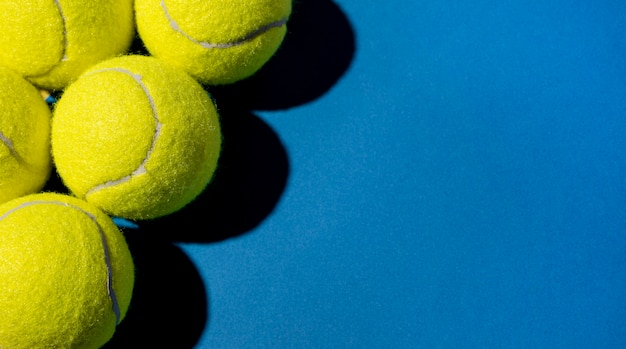 Vista dall'alto di palline da tennis con copia spazio