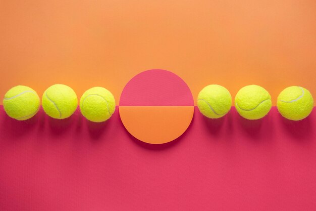 Vista dall'alto di palline da tennis di forma rotonda