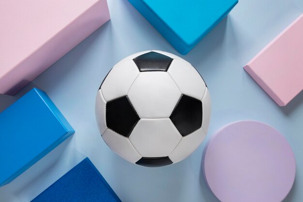 Vista dall'alto di palloni da calcio con forme di carta