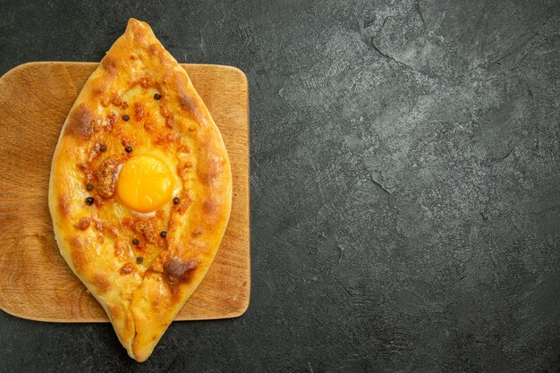 Vista dall'alto di pane all'uovo al forno delizioso panino di pasta appena sfornato in uno spazio buio