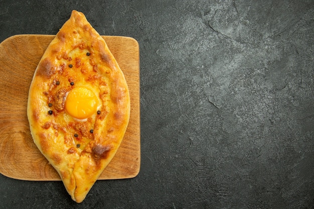 Vista dall'alto di pane all'uovo al forno delizioso panino di pasta appena sfornato in uno spazio buio