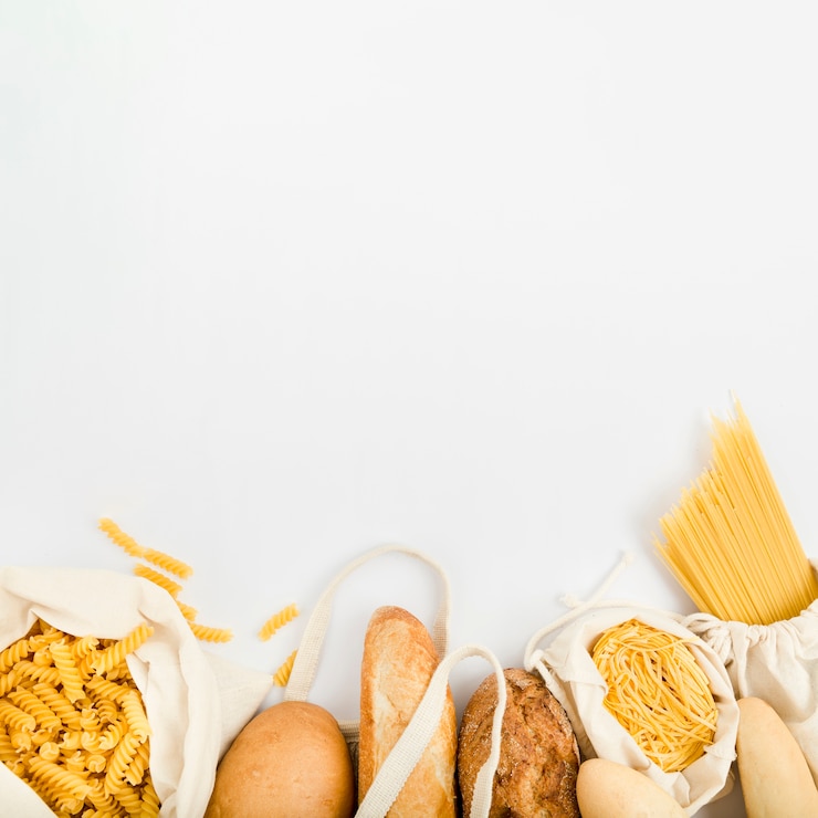 Foto gratuito vista dall'alto di pane in sacchetto riutilizzabile con pasta sfusa