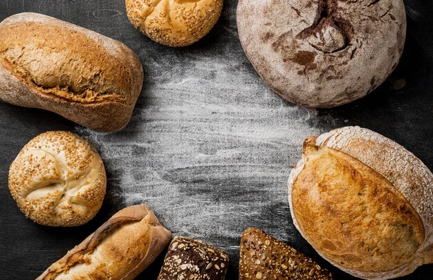 Vista dall'alto di pane integrale con spazio di copia