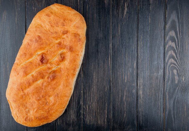 vista dall'alto di pane tandir su fondo in legno con spazio di copia