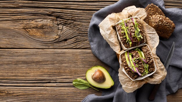 Vista dall'alto di panini con insalata con copia spazio e avocado