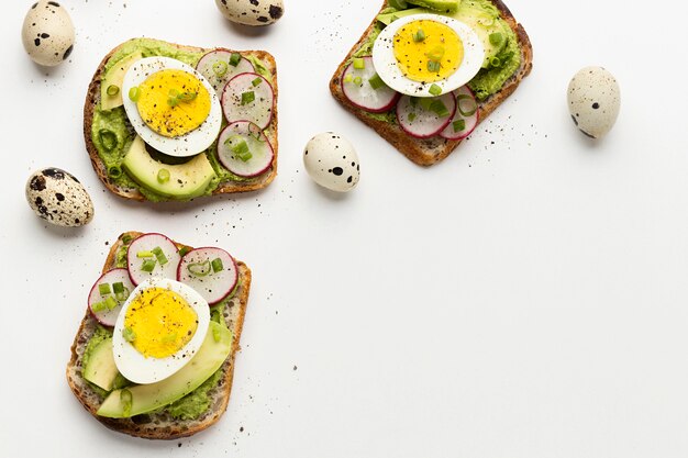 Vista dall'alto di panini con uova e avocado con spazio di copia