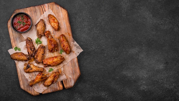 Vista dall'alto di parti di pollo fritto con salsa e copia spazio