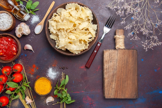 Vista dall'alto di pasta a fette con salsa di pomodoro e pomodori sullo sfondo scuro pasto pasta cibo pasta cena