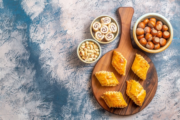 Vista dall'alto di pasticcini dolci con noci sulla superficie blu