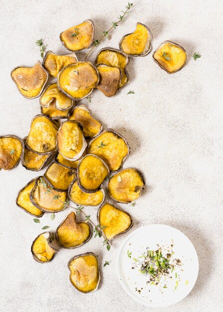 Vista dall'alto di patate arrosto con salsa