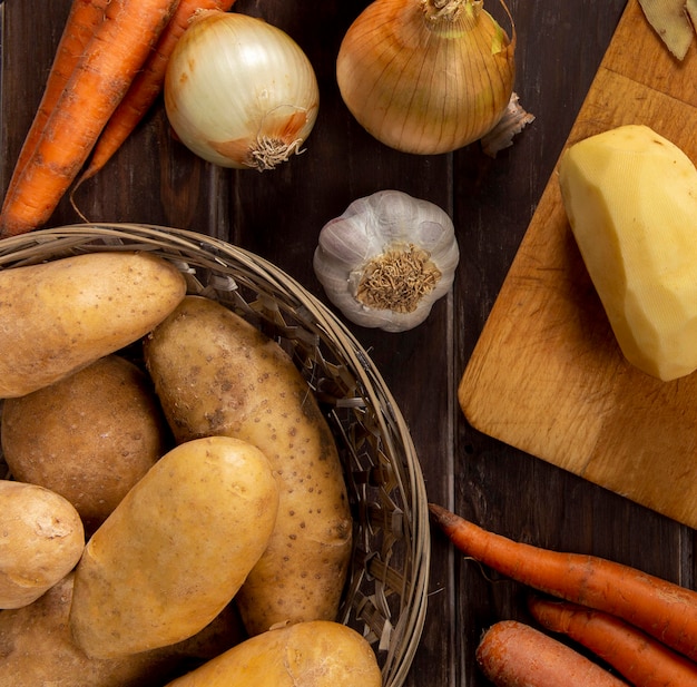 Vista dall'alto di patate con aglio e cipolla