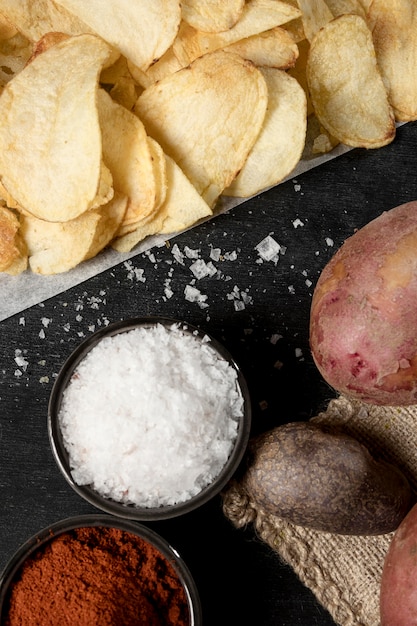 Vista dall'alto di patate con patatine e spezie