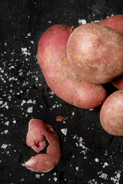 Vista dall'alto di patate con sale