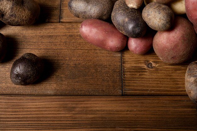 Vista dall'alto di patate con spazio di copia