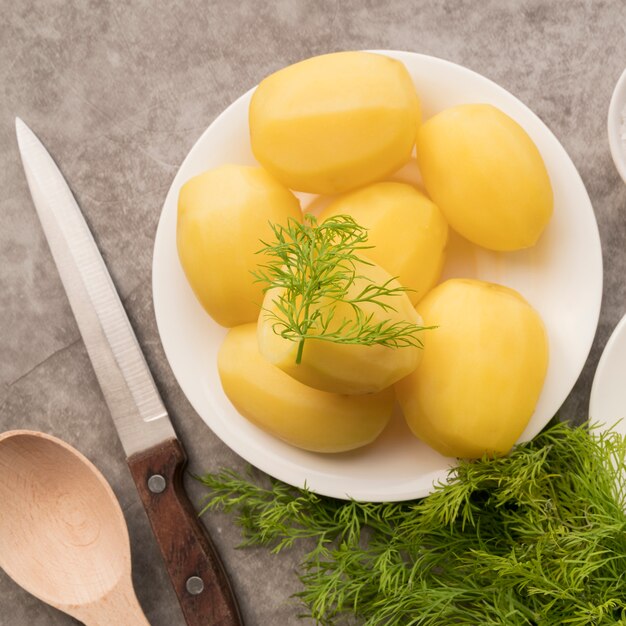 Vista dall'alto di patate cotte sul piatto bianco