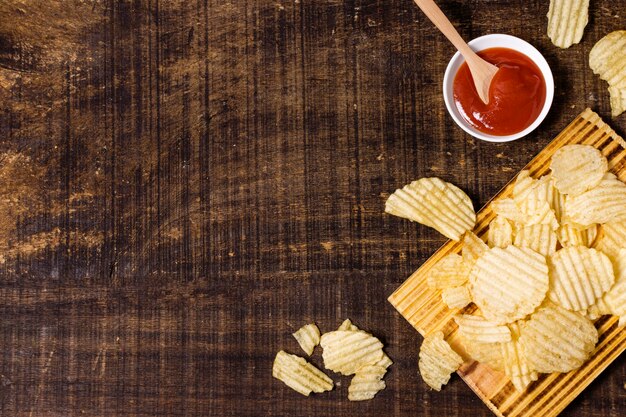 Vista dall'alto di patatine fritte con ketchup e copia spazio