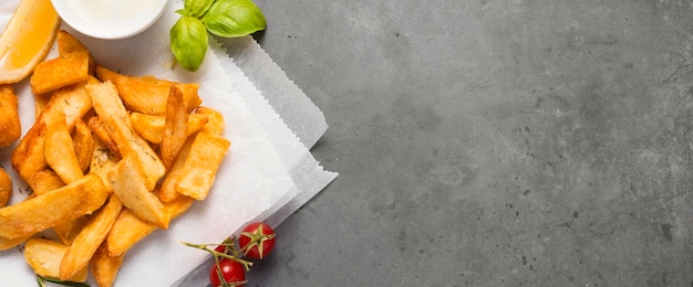 Vista dall'alto di patatine fritte con pomodori e copia spazio