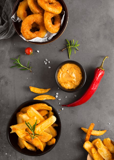 Vista dall'alto di patatine fritte con senape e peperoncino