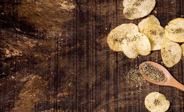 Vista dall'alto di patatine fritte con spazio di copia e spezie