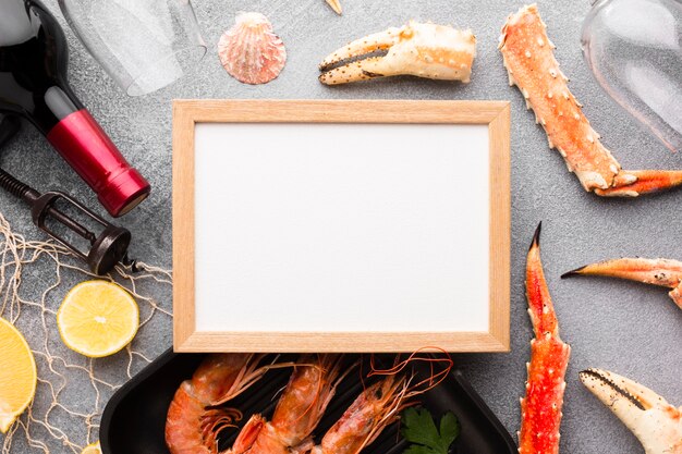 Vista dall'alto di pesce con bottiglia di vino