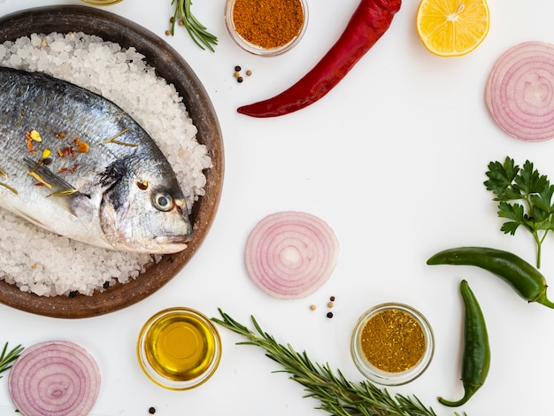 Vista dall'alto di pesce fresco pronto per essere cucinato