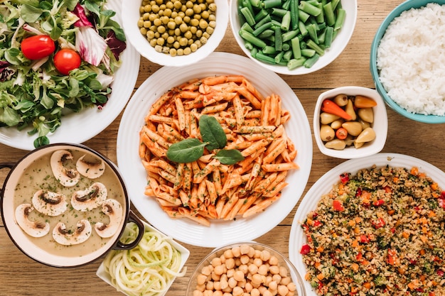 Vista dall'alto di piatti con insalata e pasta