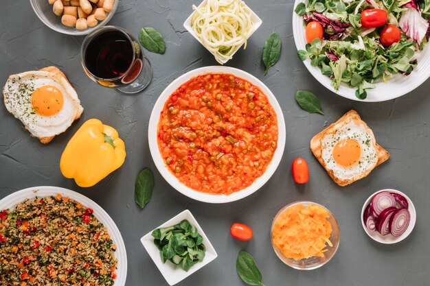 Vista dall'alto di piatti con insalata e uova fritte