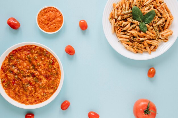 Vista dall'alto di piatti con pasta e pomodori