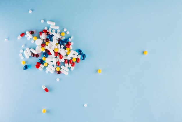 Vista dall&#39;alto di pillole colorate