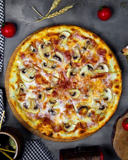 Vista dall'alto di pizza ai funghi con salsa di pomodoro e formaggio