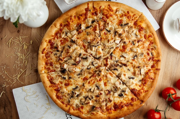 vista dall'alto di pizza ai funghi