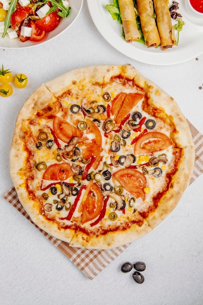 Vista dall'alto di pizza con pomodori funghi e olive