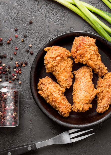 Vista dall'alto di pollo fritto con pepe e cipolle verdi